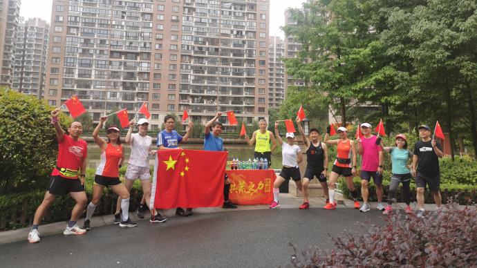 这些跑友不一般，相约上海明天华城小区用脚步勾勒一朵玫瑰花路线祝福建党百年