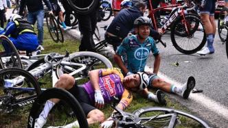 一条横幅引发的事故：环法自行车赛连环摔车，多人受伤