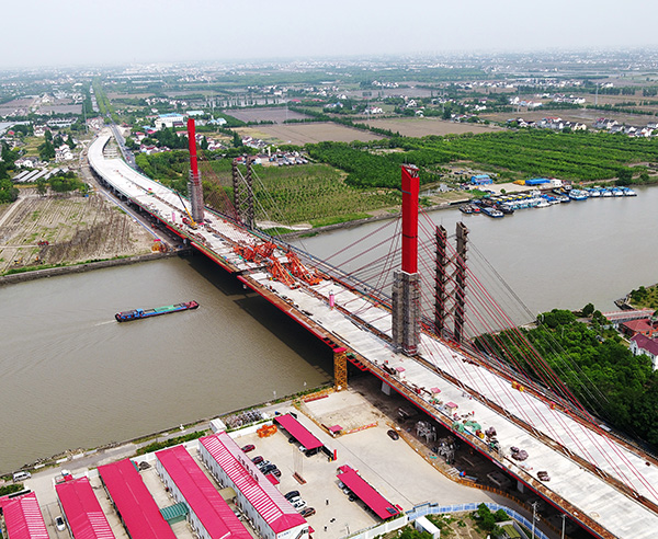 建设中的泖港大桥  上海城投公路集团 供图