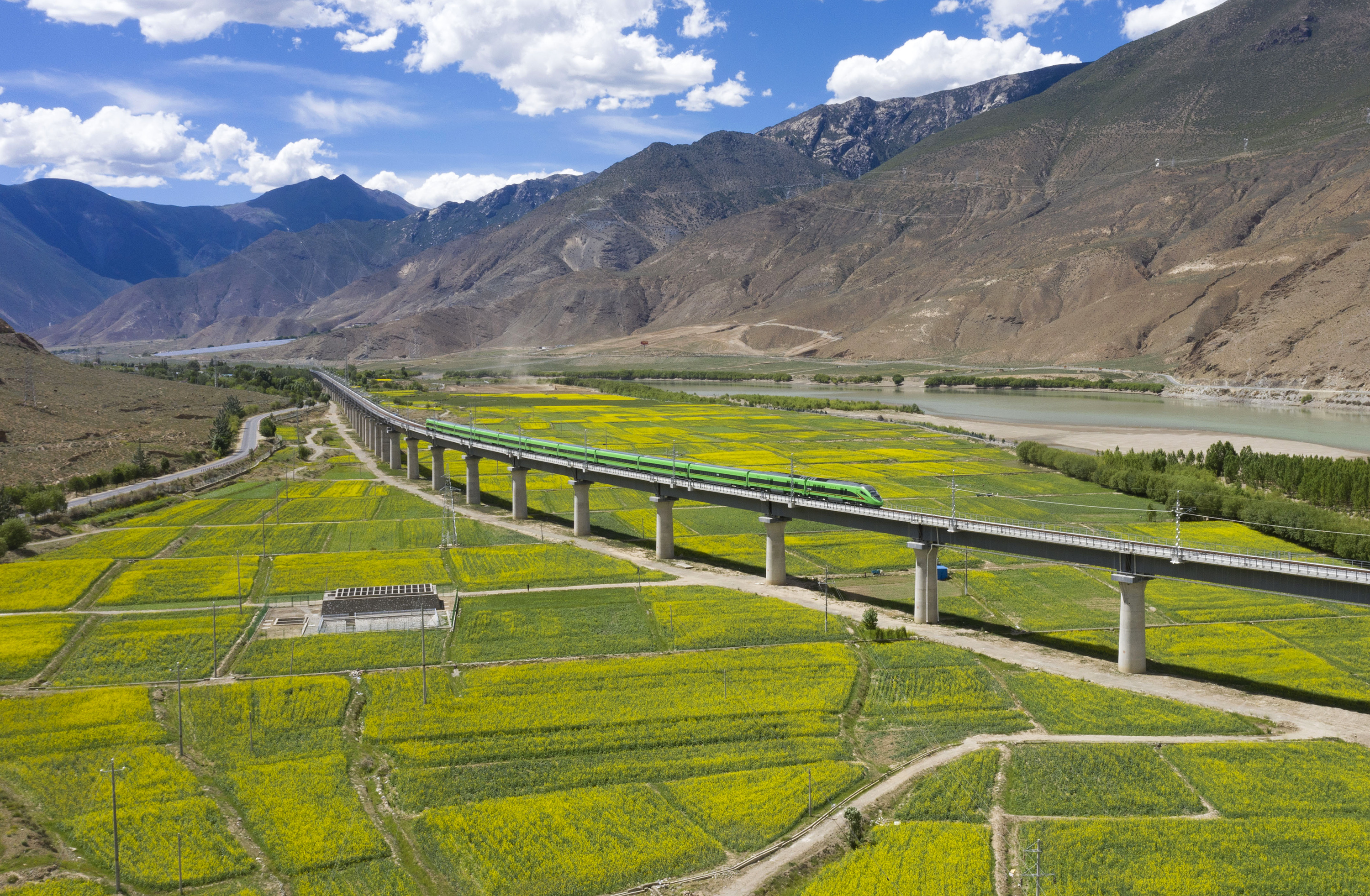 复兴号上高原西藏首条电气化铁路拉林铁路通车