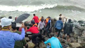 为反对强制拆迁，印度渔民跳海抗议