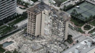 航拍迈阿密坍塌大楼废墟：近百人失踪，现场残垣断壁
