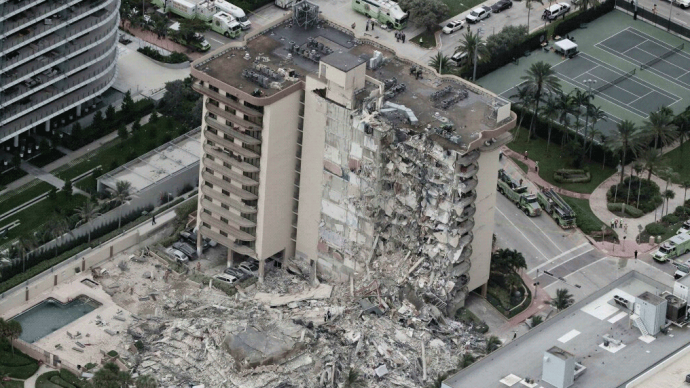 航拍迈阿密坍塌大楼废墟：近百人失踪，现场残垣断壁