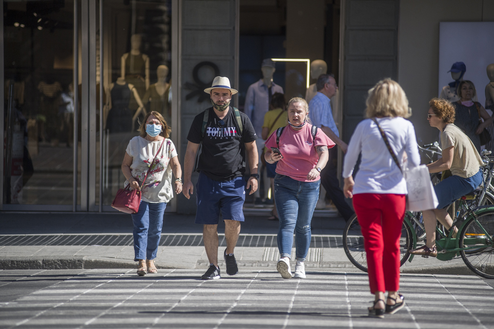 当地时间2021年6月28日,意大利博洛尼亚,民众在街头行走.