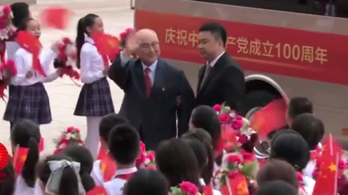 作家呂其明伴著自己創(chuàng)作的交響樂進(jìn)入大民大會(huì)堂