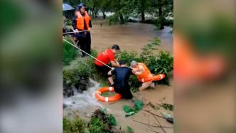 普降大雨76歲老人被困河中，眾人合力救出