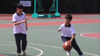 浙江13岁独臂少年娴熟运球投篮：打球时感觉自己有两只手