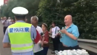 53名老人滞留高速，交警买食递水获点赞