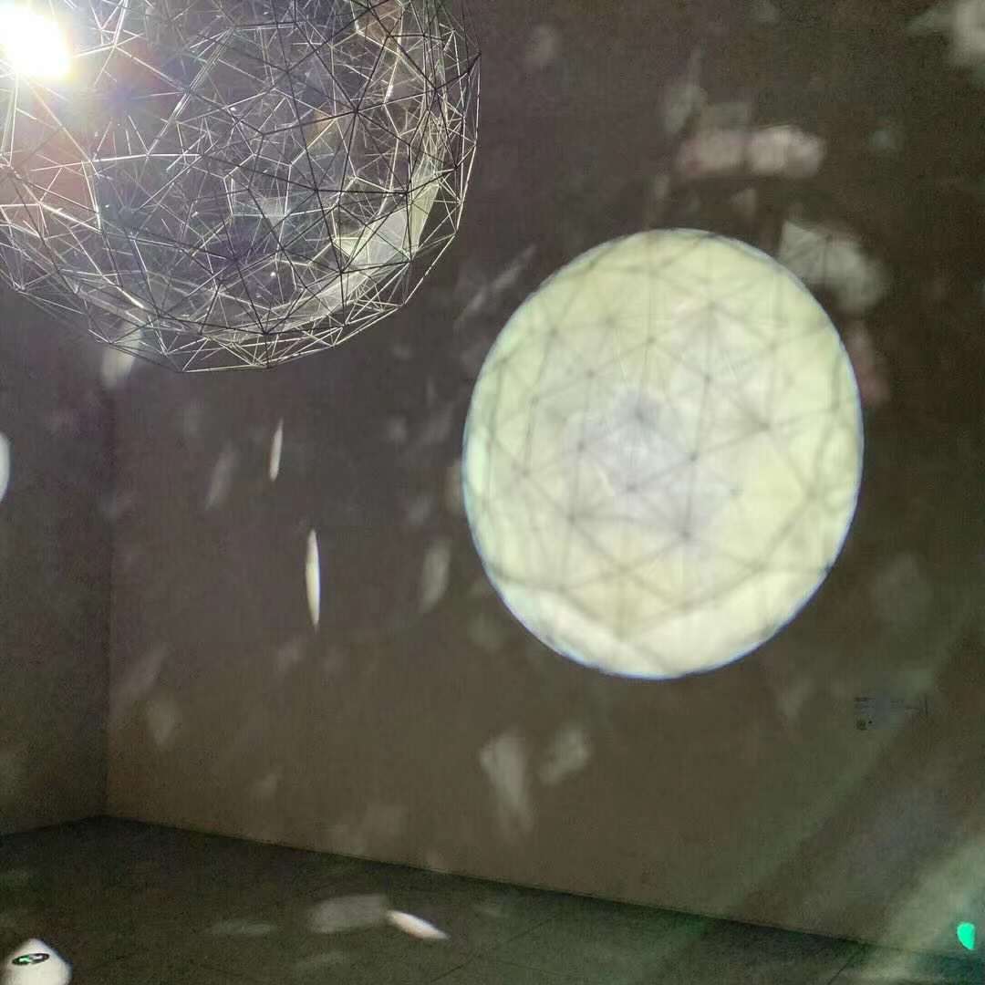 埃利亚松，《星尘微粒》，2014年，不锈钢、玻璃、电机、聚光灯