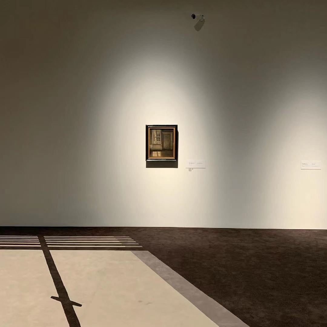 菲利普·帕雷诺的《下午六点》与墙上哈默肖的《室内：地上的阳光》。