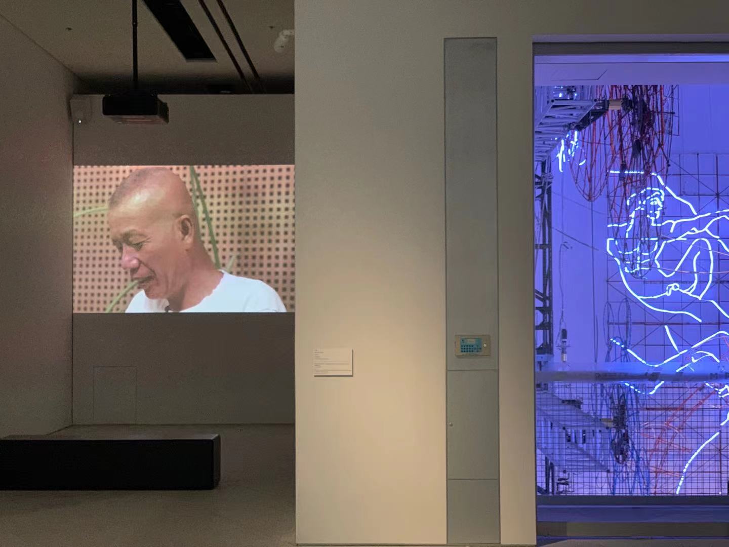 “蔡国强：远行与归来”展览现场，右为X展厅大型奇观装置《与未知的相遇》一角