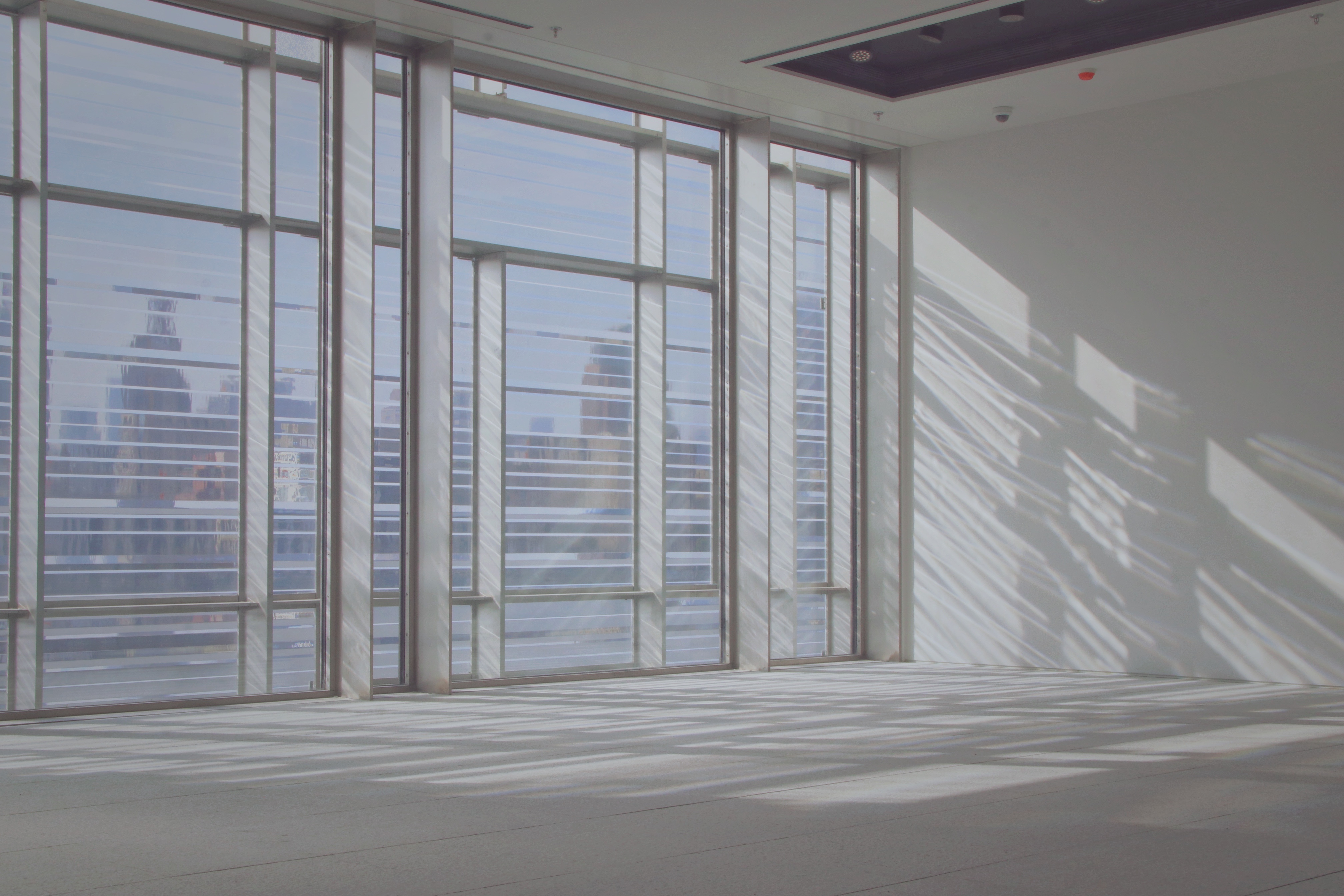 浦东美术馆内部，玻璃与光构成的景观。