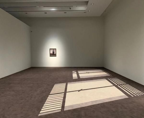 菲利普·帕雷诺的《下午六点》（地毯），与墙上哈默肖的作品。