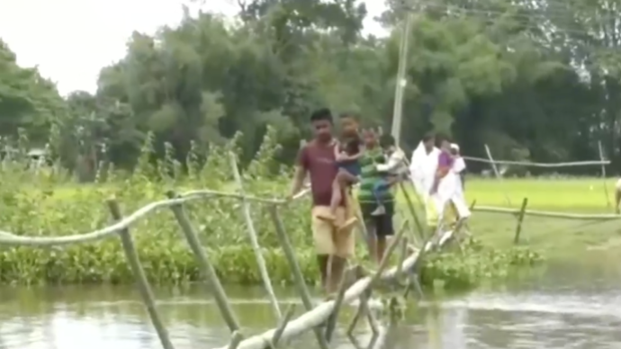 印度一村庄村民靠单根竹竿过河，求助政府多年无果