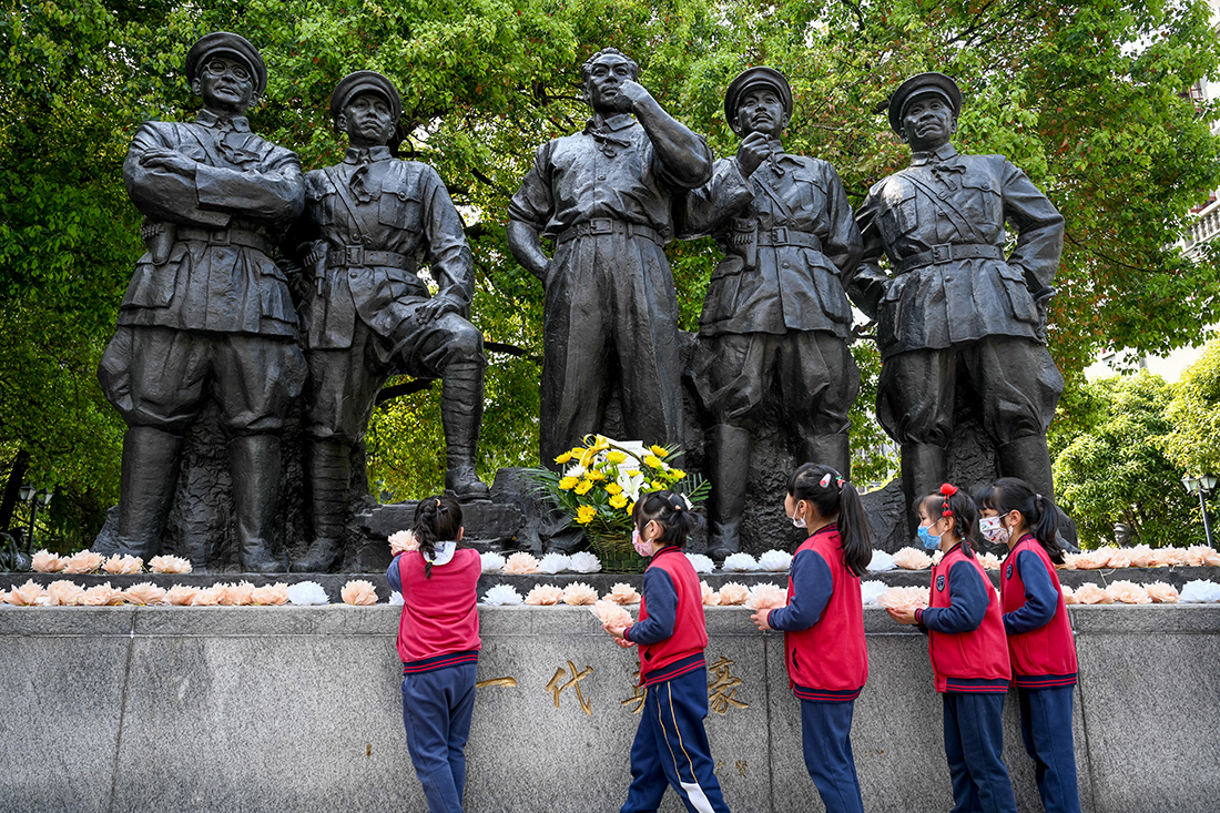 2021年3月26日，江西南昌八一起义纪念馆，南昌广电银亿幼儿园的小朋友向“一代英豪”群雕致意。群雕从左至右依次为起义的主要领导者刘伯承、叶挺、周恩来、贺龙、朱德。