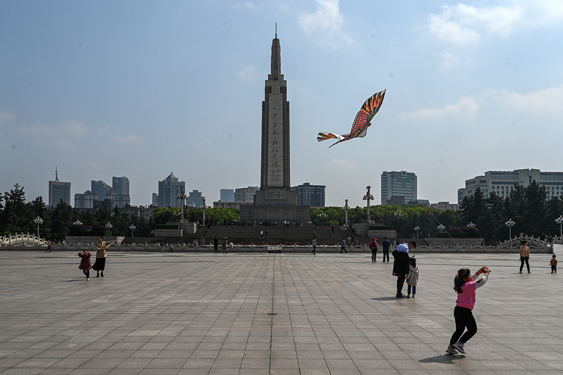 2021年3月28日，江西南昌，市民在八一广场上休闲娱乐。1979年1月8日，八一起义纪念塔建设落成，成为南昌英雄城的标志性建筑。