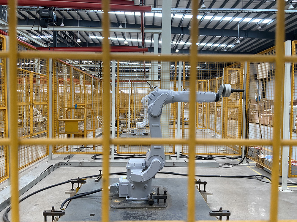 埃夫特智能装备股份有限公司机器人事业部制造部测试C区里，一台装备成型的小负载智能机器人挥舞着机械臂正在测试。本文图片均来自澎湃新闻