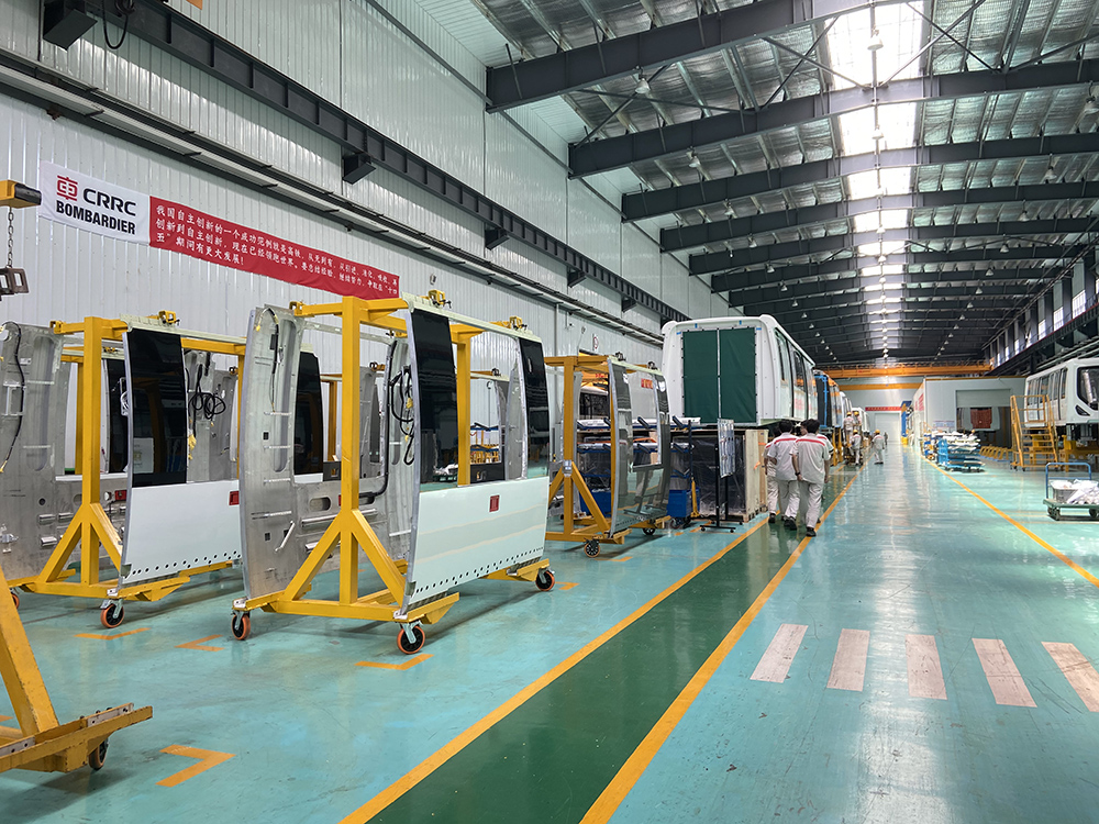 中车浦镇庞巴迪运输系统有限公司的车辆装备车间，该公司是国内从事单轨和APM胶轮轨道交通车辆及系统设计、生产、集成与销售的专业公司