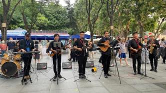 上海街头持证艺人们唱起了《辅德里》主题曲，引来观众合唱