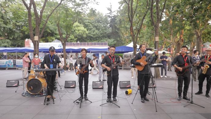 上海持證街頭藝人唱“街藝版”紅歌，把最美歌聲獻(xiàn)給建黨百年