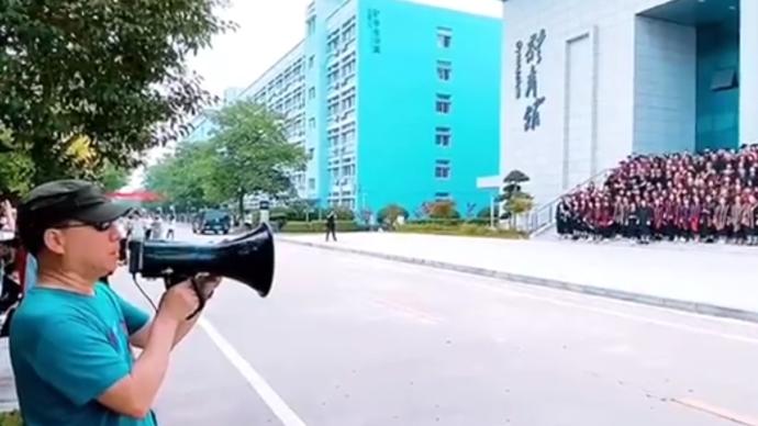 帥呆了!高校用電影設備拍千人畢業合影