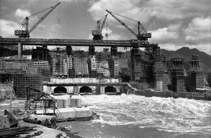 1958年下半年，拦河坝初步显现。“班班不欠账，日日争超额”工程施工夜以继日。（来源：国网新源水电有限公司）