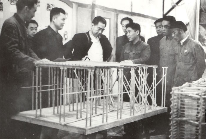 1959年4月9日，中共中央副主席、国务院总理周恩来莅临新安江水电站工地视察。