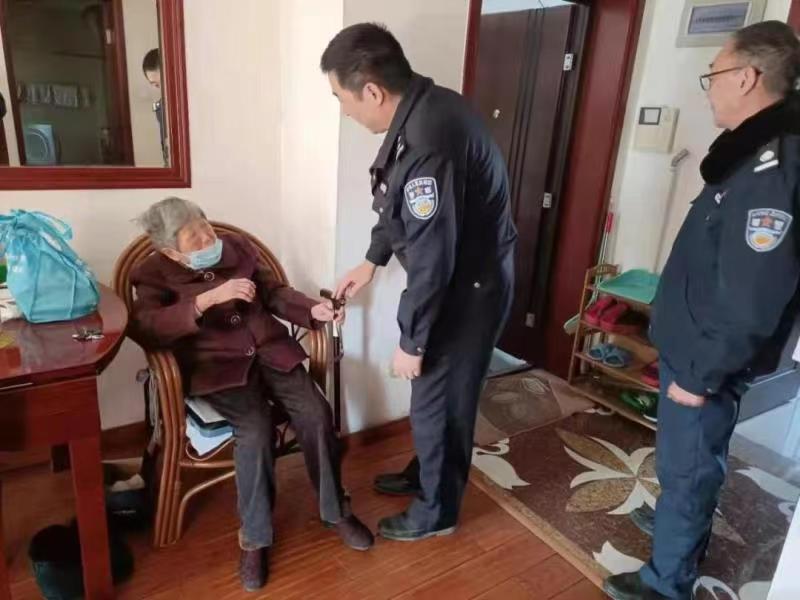 张杭和同事为费奶奶送餐。警方供图