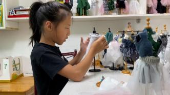 11岁女孩设计一百多套微缩版礼服，旧衣、寿司包装都成材料