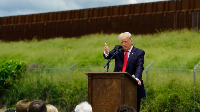 特朗普称3千多公里边境墙只差数月完工，遭媒体驳斥