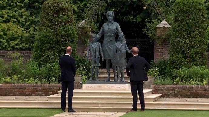 威廉哈利为戴妃雕像揭幕，查尔斯王子未到场