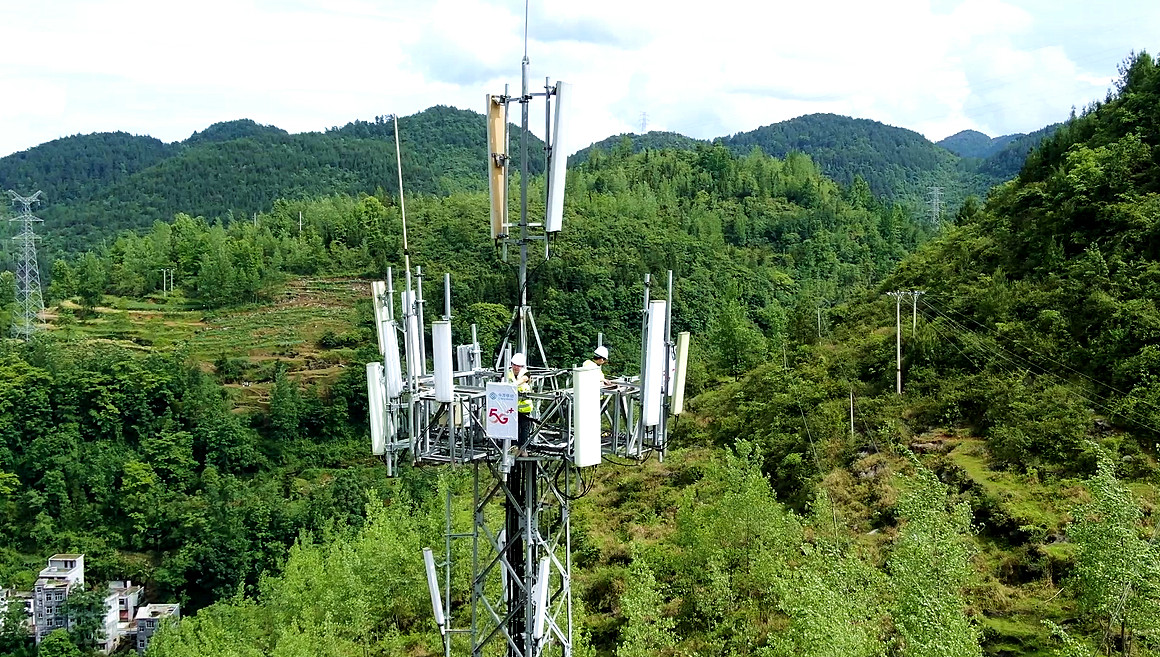 重庆移动网络建设人员在农村建设基站