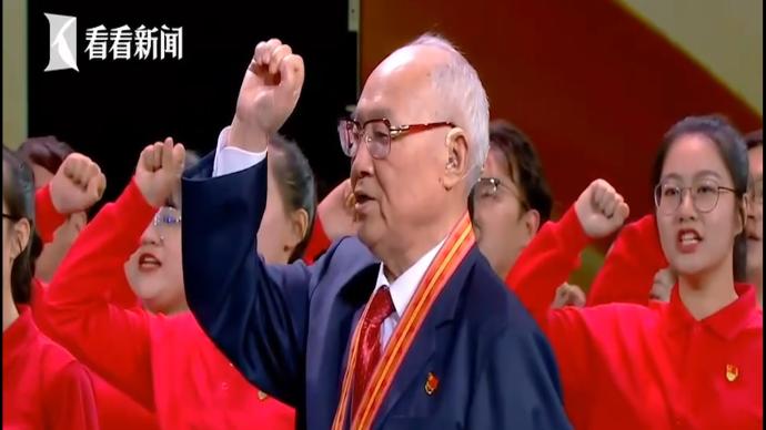 “七一勋章”获得者吕其明带领100名新党员宣读入党誓词