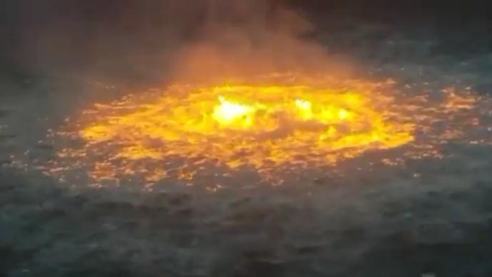 墨西哥湾一海底天然气管道破裂，海面燃起熊熊大火