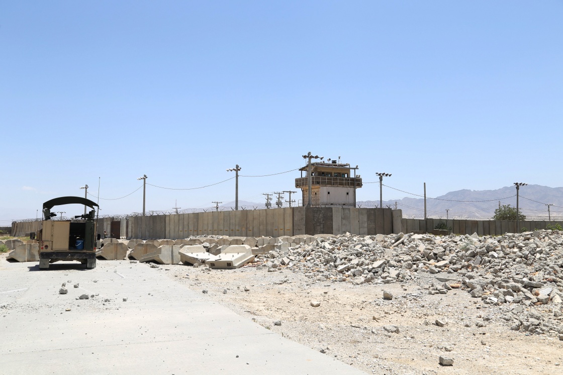 这是7月2日在阿富汗帕尔万省拍摄的美国和北约军队撤离后的巴格拉姆空军基地。新华社 图