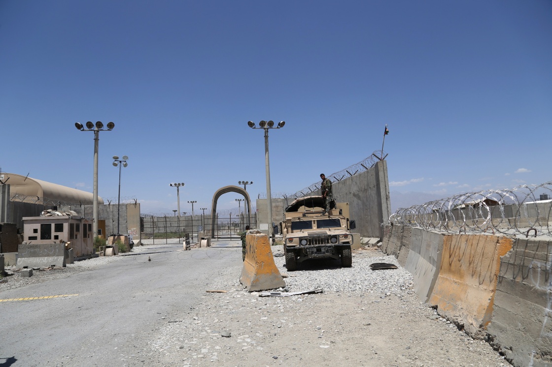 这是7月2日在阿富汗帕尔万省拍摄的美国和北约军队撤离后的巴格拉姆空军基地。新华社 图