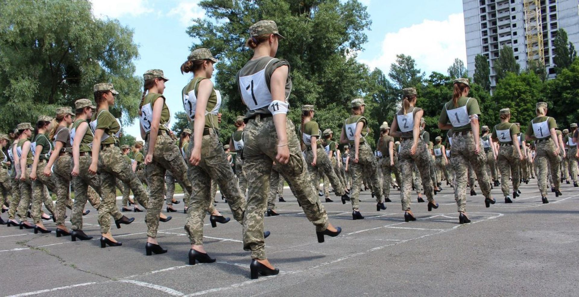 乌克兰女兵穿高跟鞋为阅兵练正步，男国防部长被送女鞋抗议