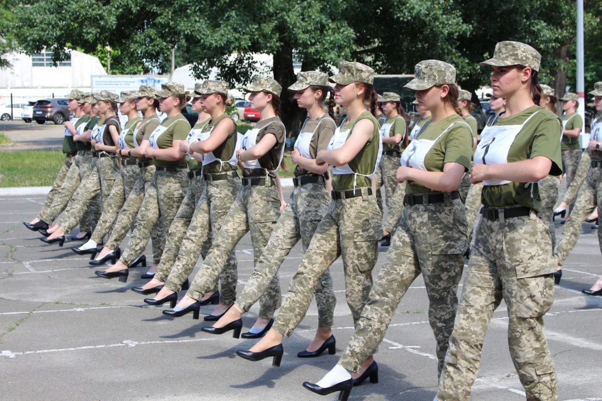 乌克兰女兵穿高跟鞋为阅兵练正步，男国防部长被送女鞋抗议