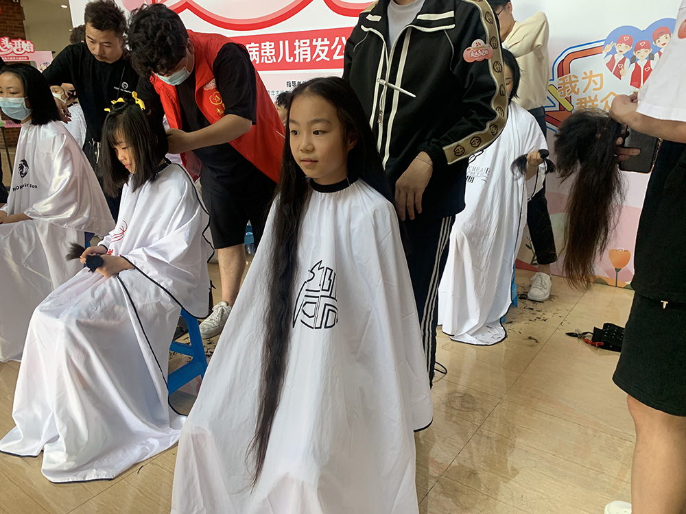 正在读小学三年级的女孩黄嘉璐是当日捐发人群中头发最长的一位,养了5