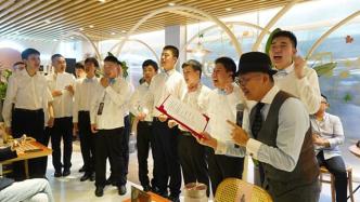 96歲指揮家曹鵬與熊爪咖啡店員現(xiàn)身忘不了餐廳