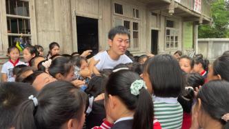 充满温情和不舍，广西三江县岑洞小学送别上海边检站支教老师