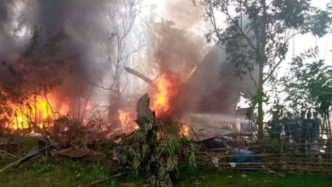 菲律宾媒体：一载有93人军机坠毁，至少17人死40人获救
