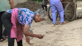 76岁奶奶捡碎砖块铺路：方便孩子们到自己家借书