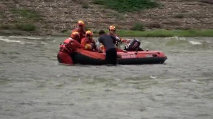 男子河中垂钓突遇涨水被困，民警消防联手成功救援