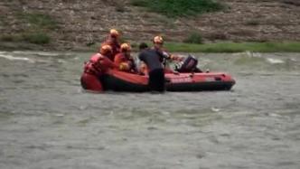 男子河中垂钓突遇涨水被困，民警消防联手成功救援