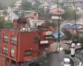 泥石流冲毁房屋（视频截图）