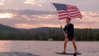 扎克伯格PO视频庆祝美国独立日，网友群嘲：诡异