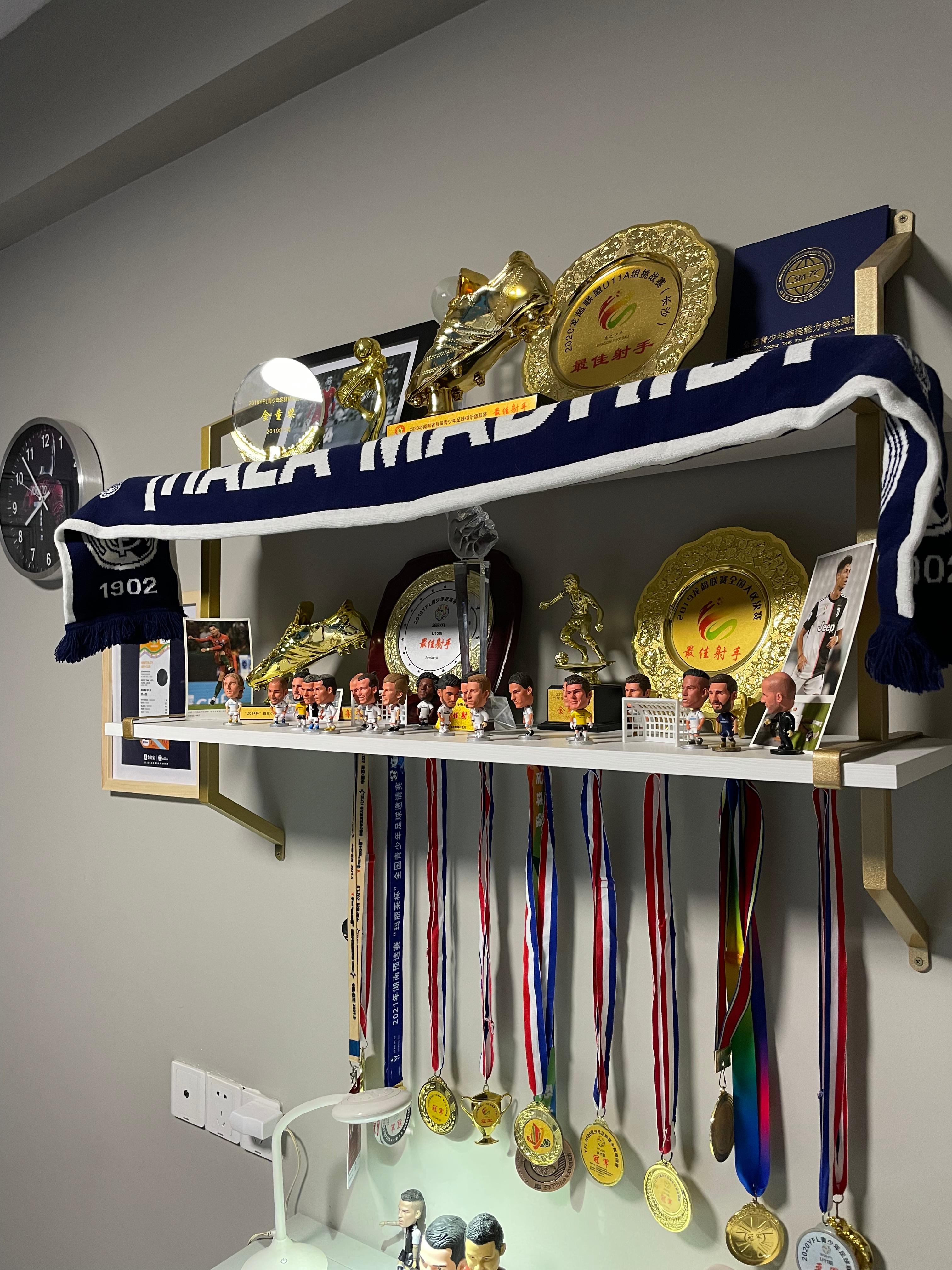 常湘科获得的各类奖杯奖牌。
