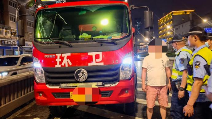 武汉运砂石料货车冒充环卫车被交警识破，被罚款七百元记三分