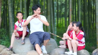 90后江西教师教学生做笛吹笛，大山里的校园笛声悠扬